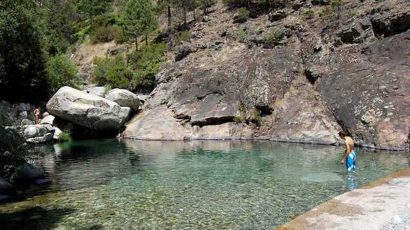 Charco verde de Guisando: la cristalina piscina natural para bañarse en la Sierra de Gredos