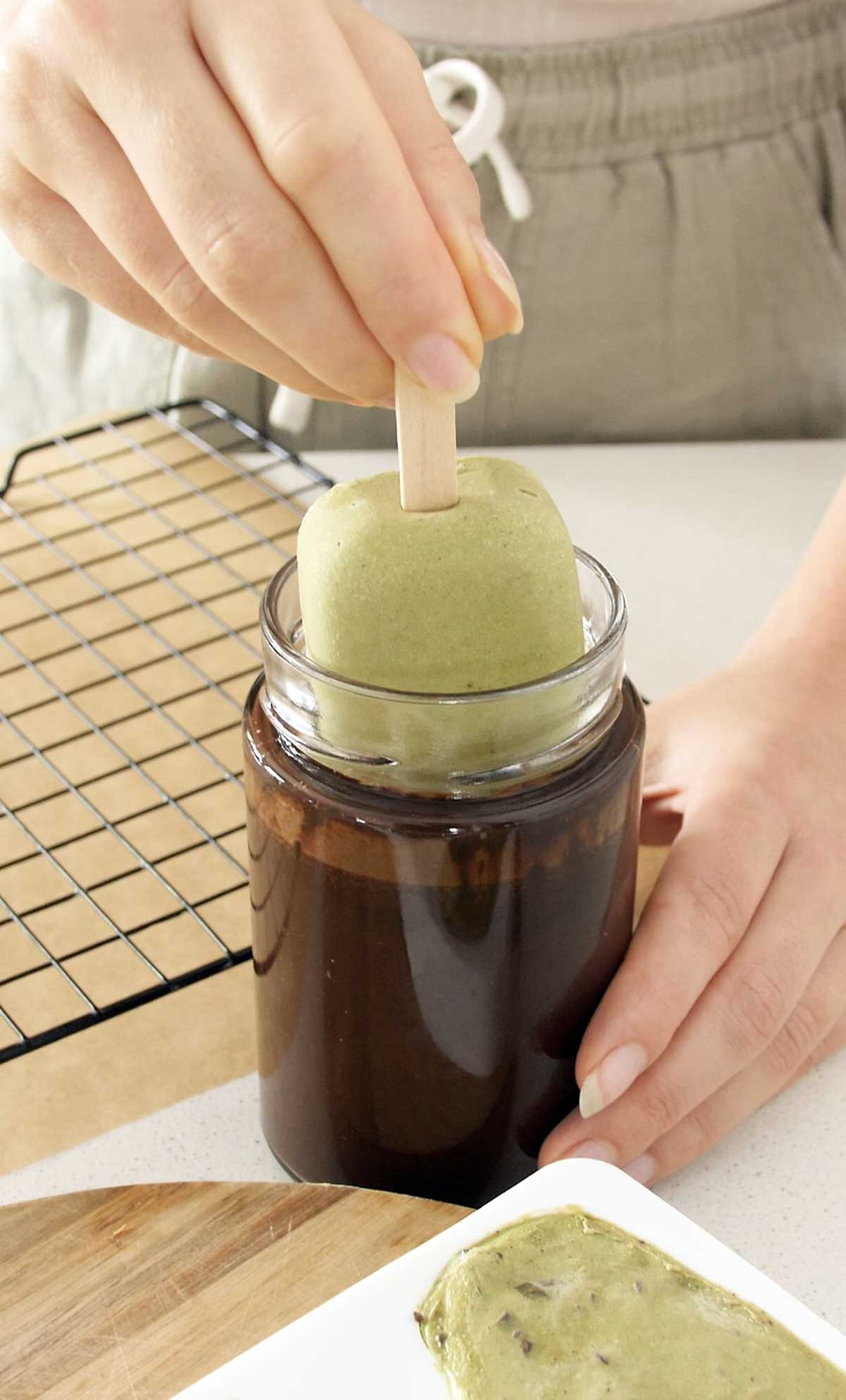 Preparar coberturas y bañar helado