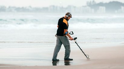 ¿Es legal usar un detector de metales en la playa?