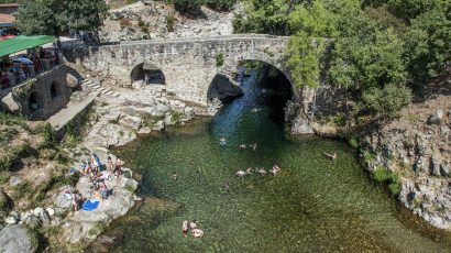 Garganta de Cuartos: la piscina natural para bañarse bajo un puente medieval