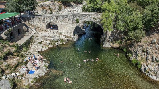Garganta de Cuartos: la piscina natural para bañarse bajo un puente medieval