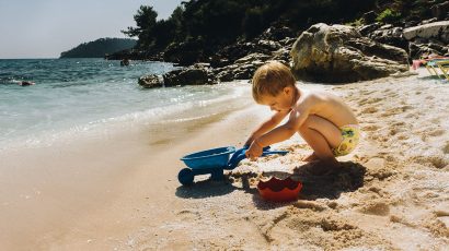 Cómo proteger la piel al tomar el sol en niños y ancianos