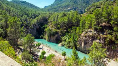 La Fuente de los Baños, una piscina natural para bañarse en aguas cristalinas a 25 grados