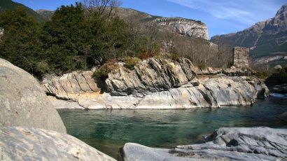 La poza del Molino: la piscina natural con agua azul turquesa para bañarse en Huesca.