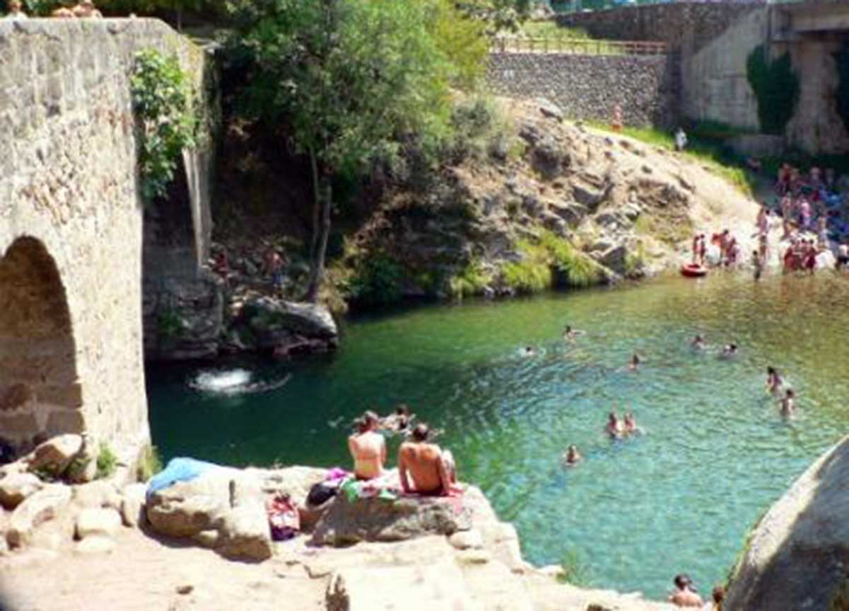 Bañistas en la Garganta de Cuartos