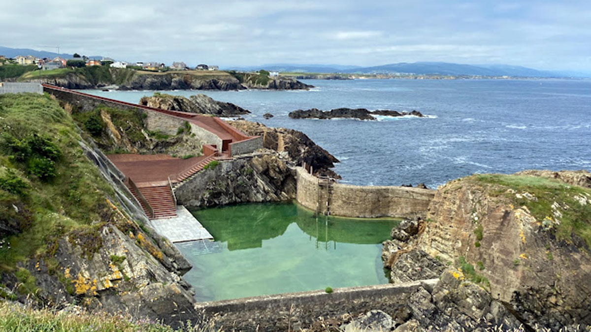 Baño en la piscina natural