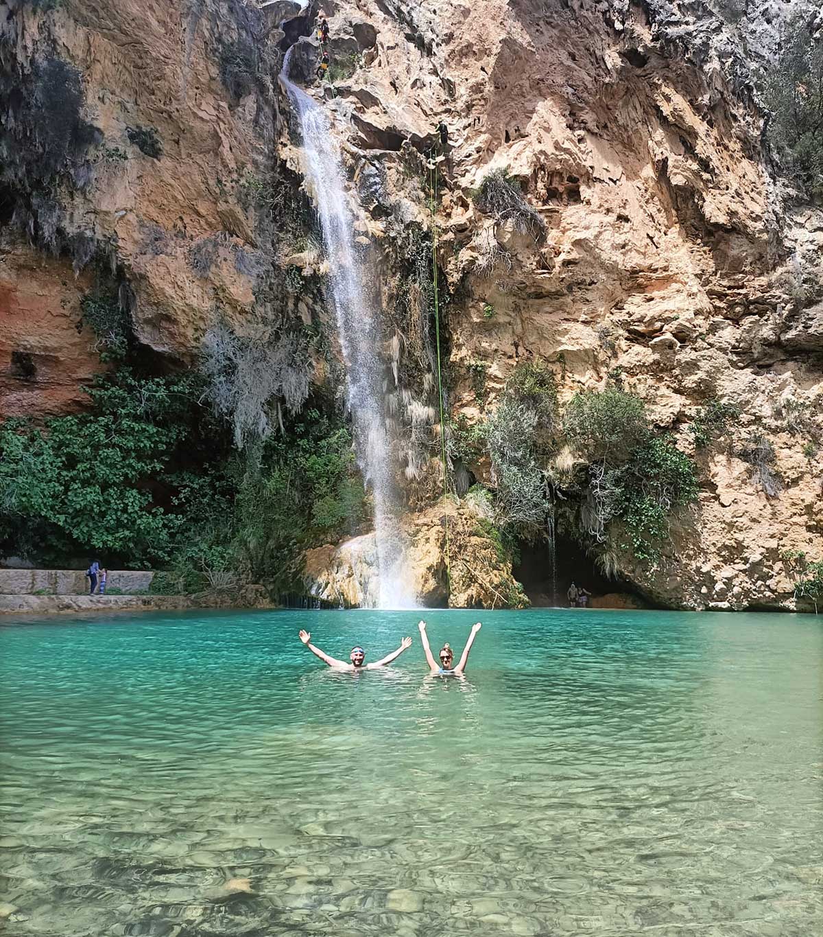 Gente bañándose en la cascada