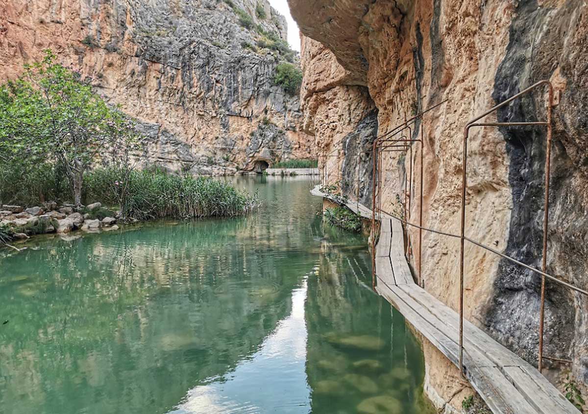 Pasarela que cruza el río Turia en el Charco Azul.