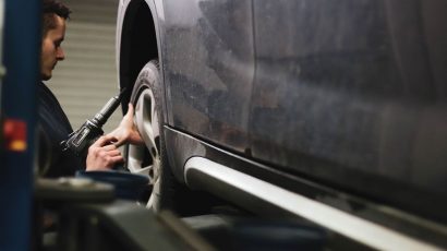 Dónde es mejor colocar los neumáticos nuevos del coche, ¿delante o detrás?