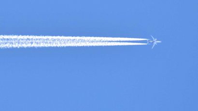 Cómo la IA puede reducir el efecto de las estelas de los aviones en el calentamiento global.