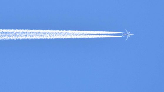 Cómo la IA puede reducir el efecto de las estelas de los aviones en el calentamiento global.