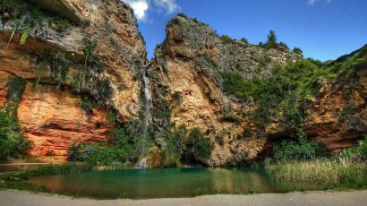 Cueva de Turche, el lago para bañarse bajo una gran cascada de 60 metros