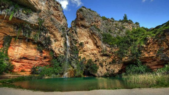 Cueva de Turche, el lago para bañarse bajo una gran cascada de 60 metros
