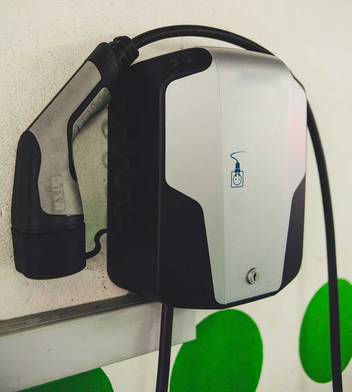 Cargador del coche eléctrico en casa.