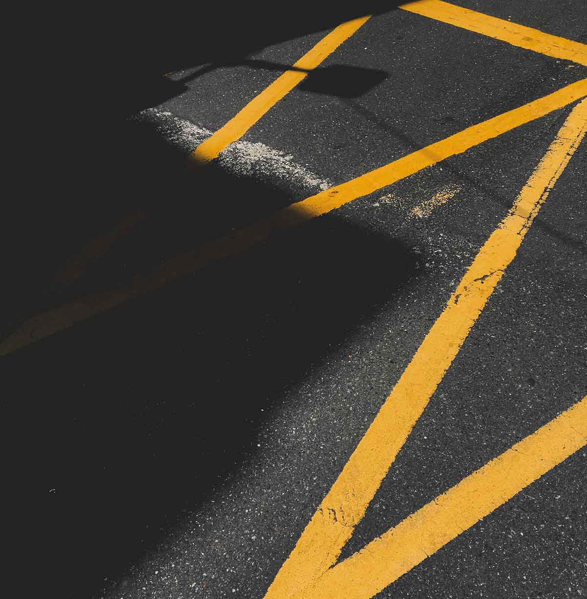 Línea amarilla en zigzag.