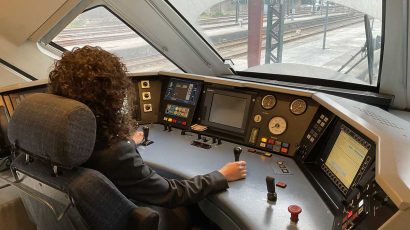 Una mujer maquinista de Renfe.