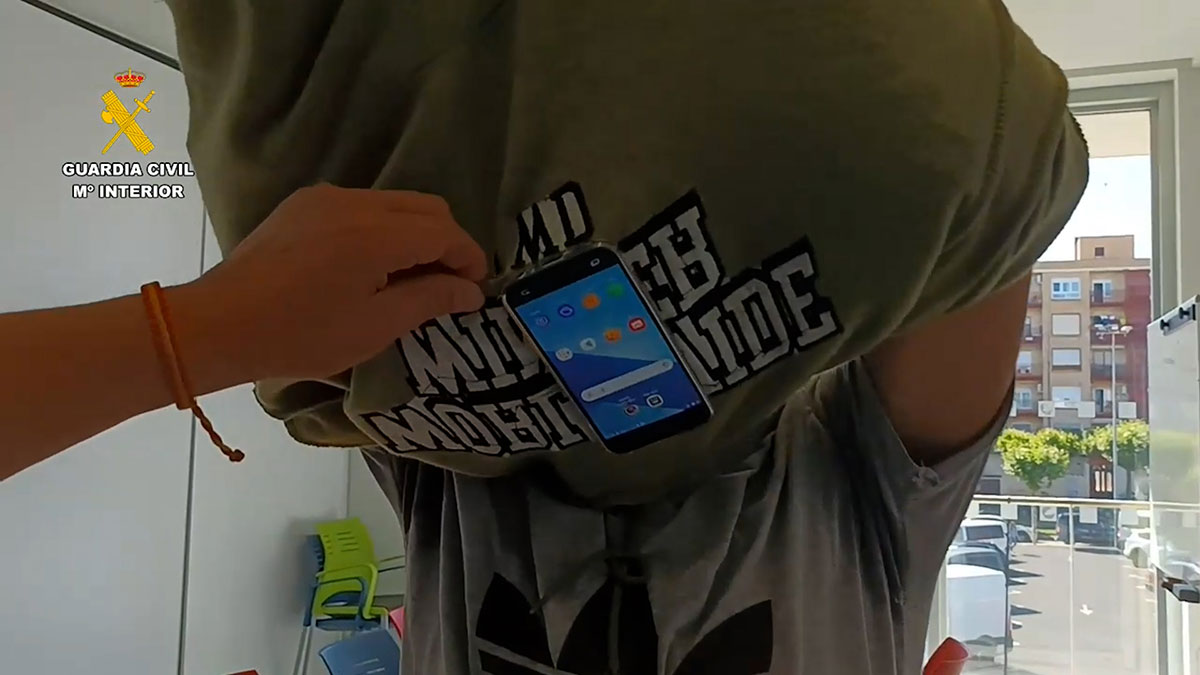 Móvil entre la ropa