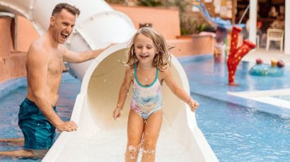Toboganes, trampolines y piscinas en los mejores campings con parque acuático