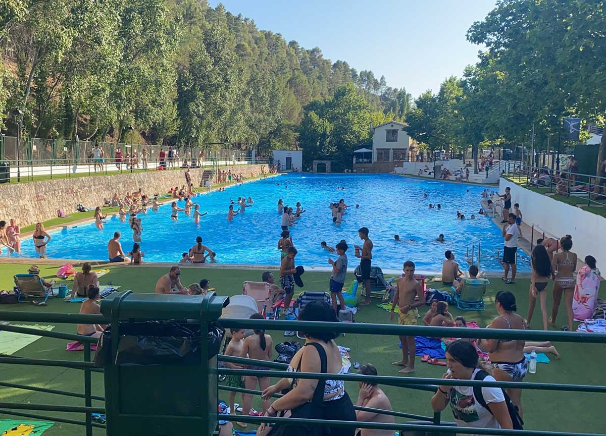 Piscina municipal de Orcera con gente.