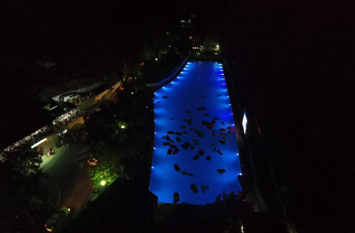 Vista aérea de la piscina de Orcera de noche.