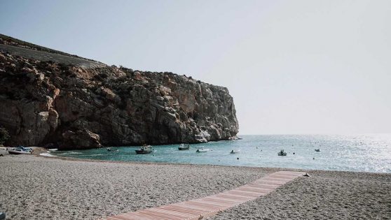 Cuáles son las playas para bañarte con el agua más fría y el agua más caliente de España.