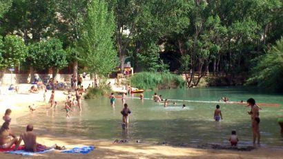 La Playeta, la increíble piscina natural junto a un castillo medieval.