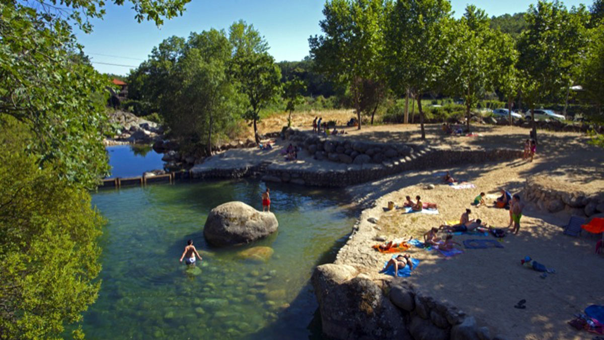 Charco de agua natural
