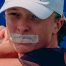 Por qué Iga Swiatek, la mejor tenista del mundo, juega con la boca tapada.