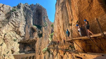 Caminito del Rey: El sendero con vertiginosas pasarelas en la montaña, cañones, desfiladeros y un gran valle