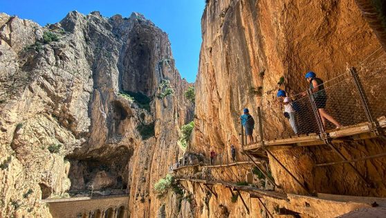 Caminito del Rey: El sendero con vertiginosas pasarelas en la montaña, cañones, desfiladeros y un gran valle