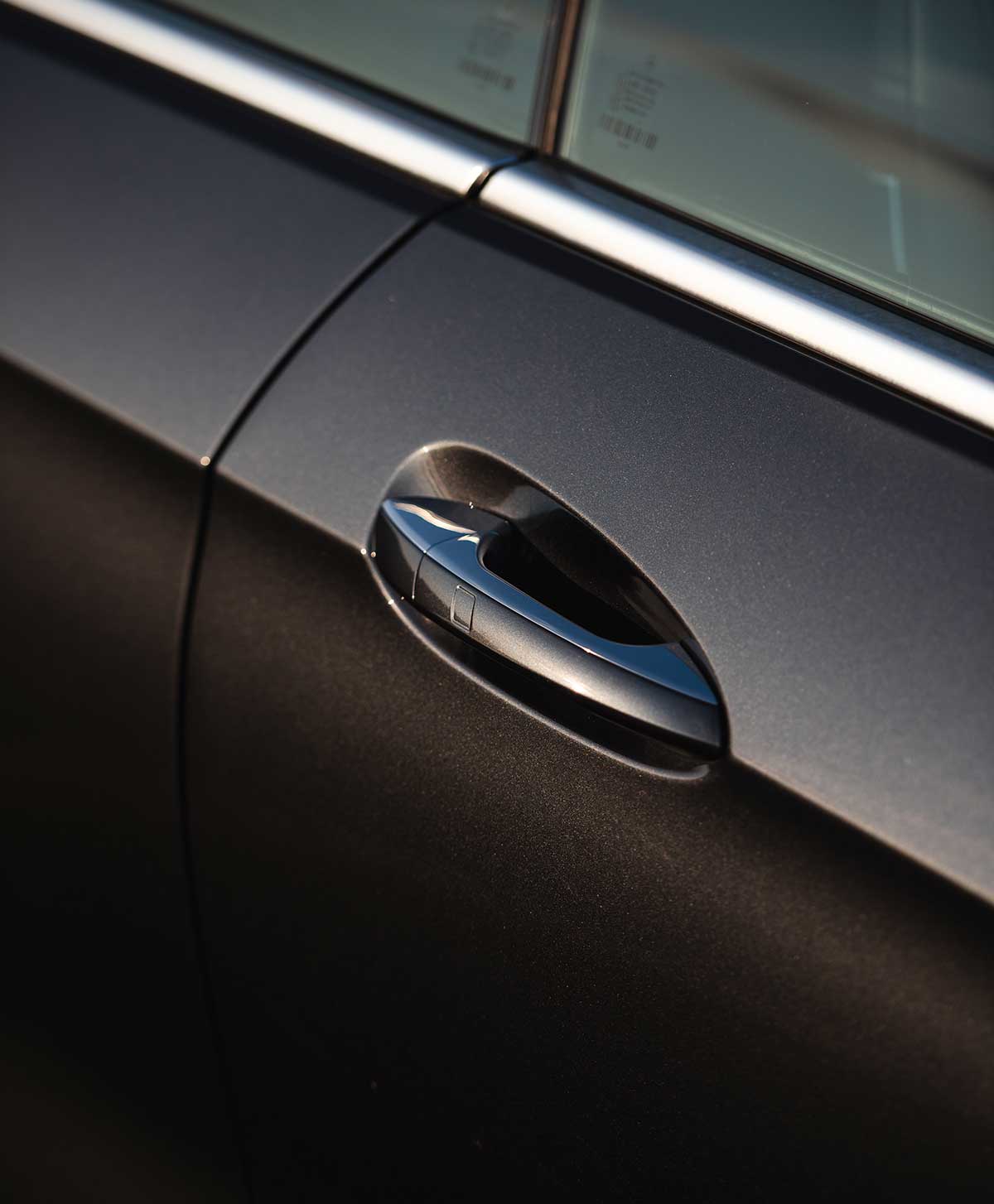 Puerta del coche sin cerradura.