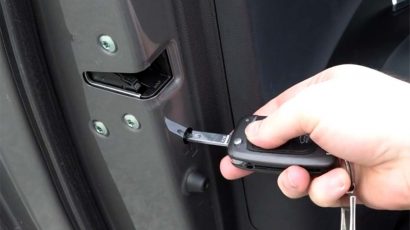 Cómo bloquear las puertas traseras del coche con el truco de la cerradura interior.