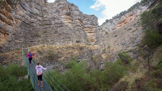 Barranco de la Hoz: La espectacular ruta con puentes colgantes y escaleras sobre acantilados para hacer con niños