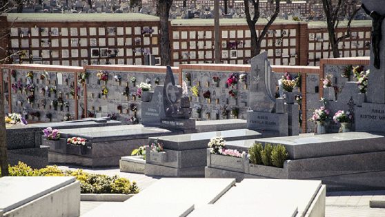 Cementerio con lápidas. Puente de Todos los Santos: Dónde es festivo el 1 de noviembre y qué se celebra