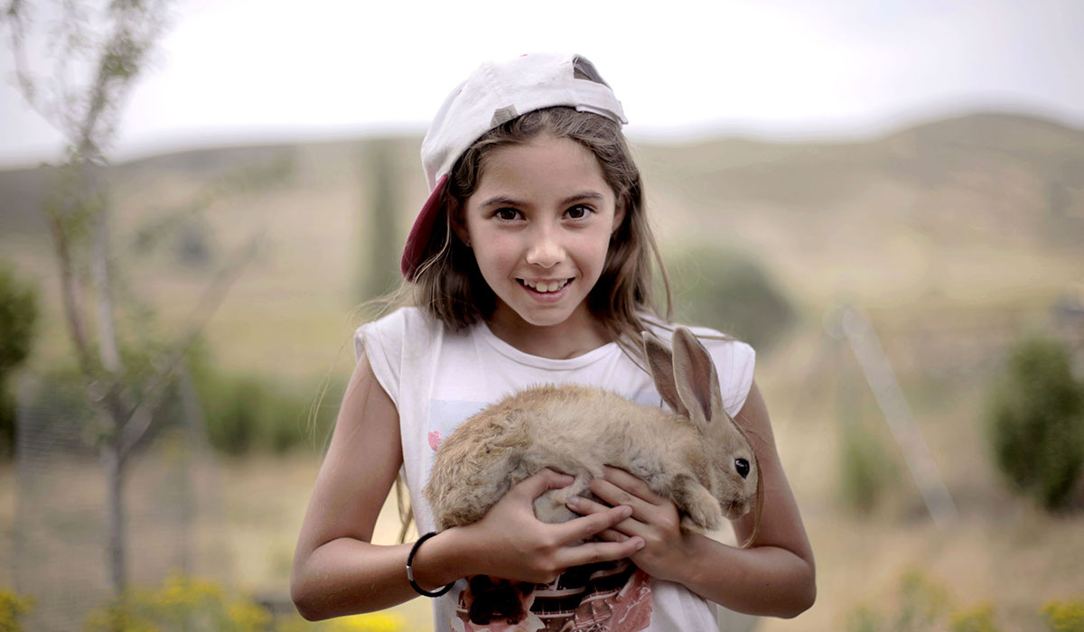 Niña con conejo