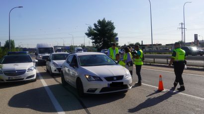 La DGT intensifica los controles del uso del móvil al volante durante el puente de octubre