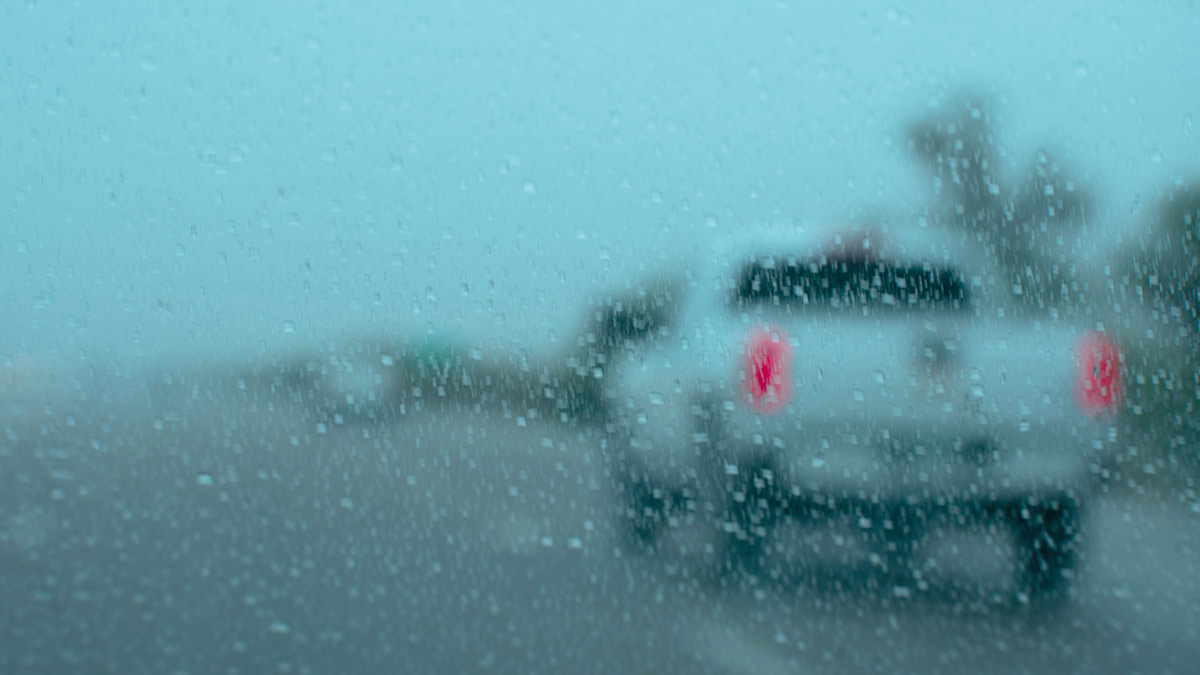 Luna delantera del coche empañada por el vaho.