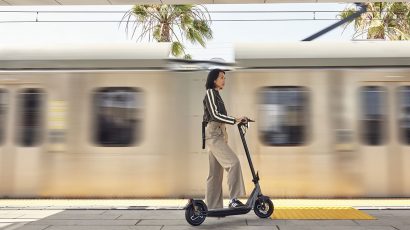 Las restricciones de las principales ciudades de España para llevar el patinete eléctrico en el transporte público.