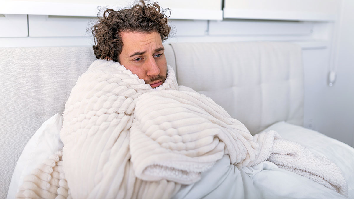 Un hombre enfermo se pregunta cuántos días puede faltar al trabajo sin pedir la baja laboral