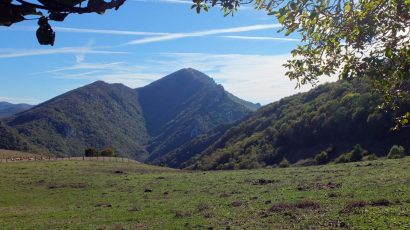 La mágica ruta por la sierra de Aralar entre hayedos para ver el dolmen de Larrazpil