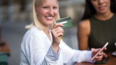 Cómo elegir una tarjeta bancaria para no endeudarse ni pagar comisiones