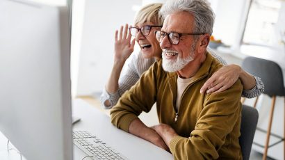 Pensionistas mirando un ordenador