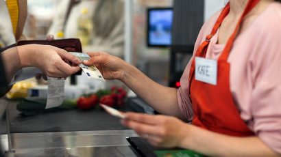 Dinero efectivo en supermercado