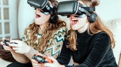 Dos chicas jugando a un videojuego con gafas de Realidad Virtual.