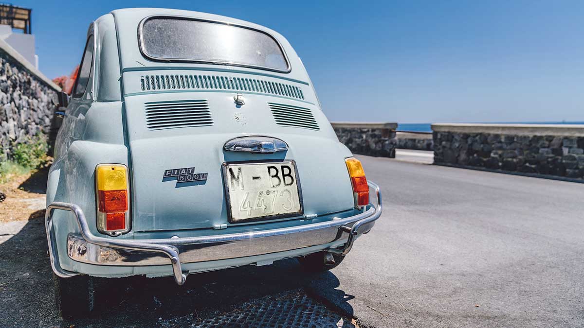Coche con matrícula antigua