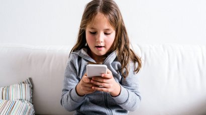 Menores usando el móvil en internet