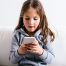 Menores usando el móvil en internet