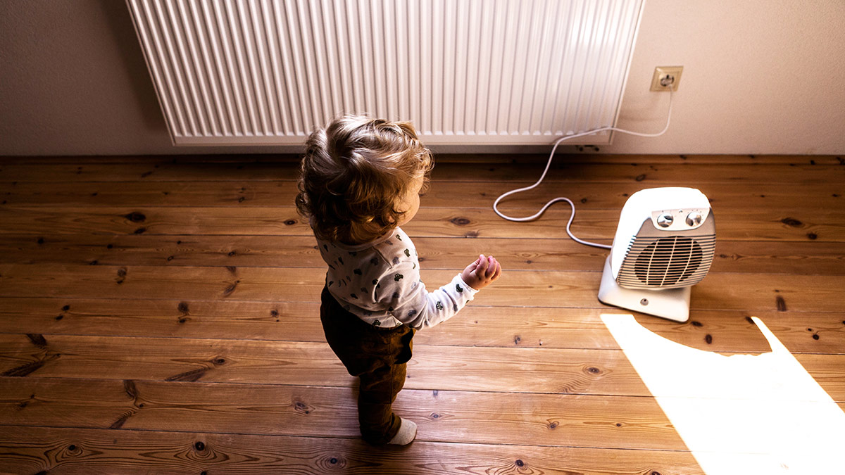Niña con un calefactor