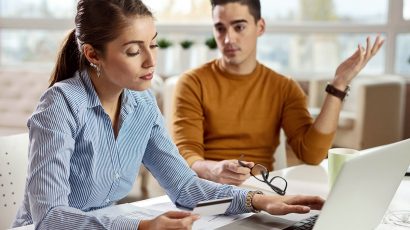 Una pareja conversa sobre cómo cancelar una tarjeta de crédito que tiene deudas pendientes