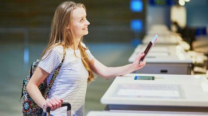 Mujer entregando el pasaporte en un aeropuerto.